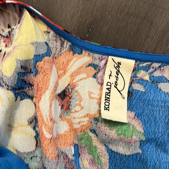 BEAUTIFUL and flattering floral print short dress. Great for summer! - Picture 3 of 3